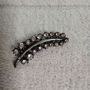 Silvertone rhinestone leaf 🌿 🍀 brooch